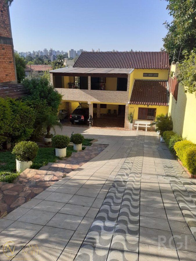 Casa à venda com 3 quartos, 300m², 1 suíte, 5 vagas, Rua Coronel José Rodrigues Sobral no bairro Partenon em Porto Alegre
