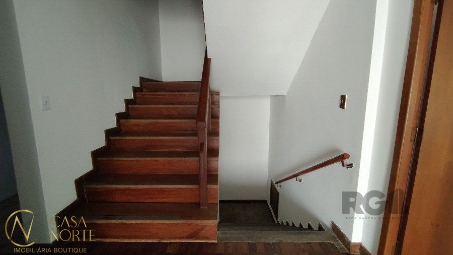 Casa à venda com 4 quartos, 417m², 2 suítes, 1 vaga, Avenida Quito no bairro Jardim Lindóia em Porto Alegre