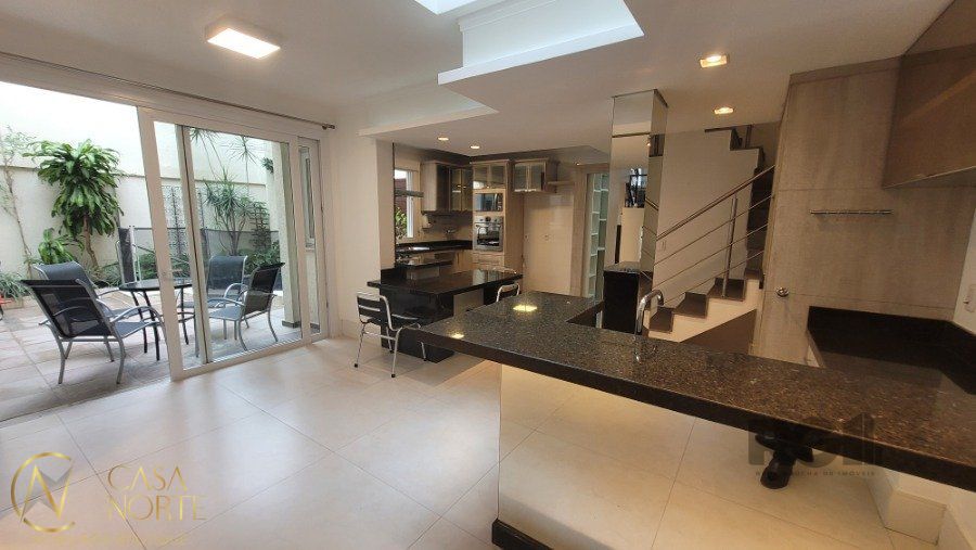 Casa à venda com 4 quartos, 190m², 2 suítes, 4 vagas, Avenida José Gertum no bairro Chácara das Pedras em Porto Alegre