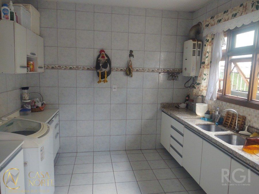 Casa à venda com 2 quartos, 120m², 4 vagas, Travessa Chateaubriand no bairro Passo das Pedras em Porto Alegre