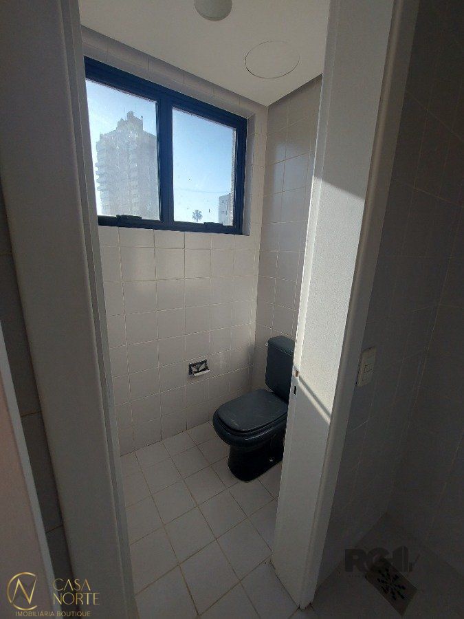 Sala Comercial à venda com 1 quarto, 44m², 1 vaga, Rua Fernando Gomes no bairro Moinhos de Vento em Porto Alegre