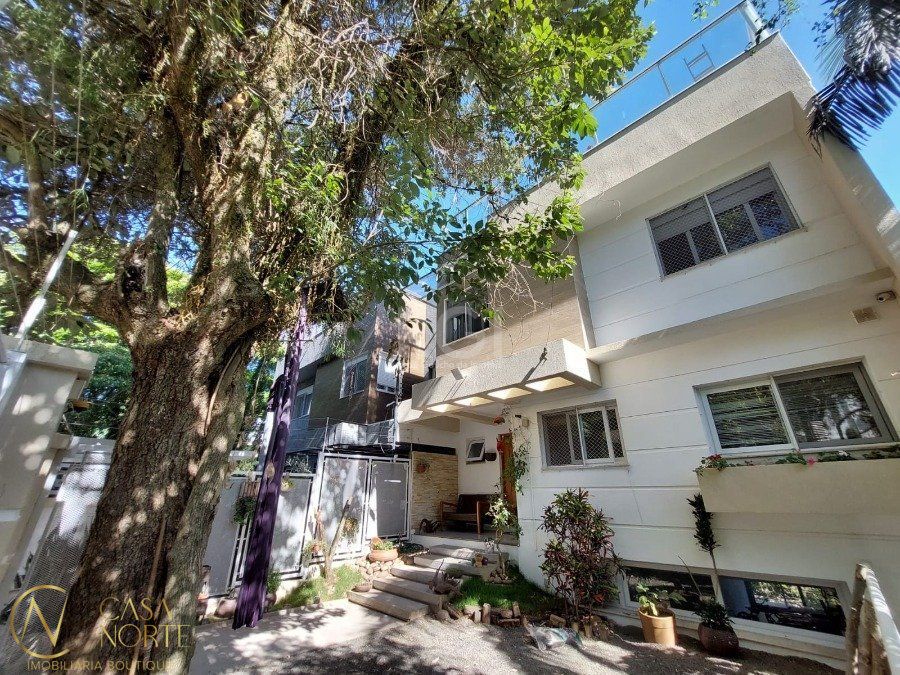 Casa à venda com 4 quartos, 631m², 4 suítes, 2 vagas, Rua Goitacaz no bairro Vila Assunção em Porto Alegre