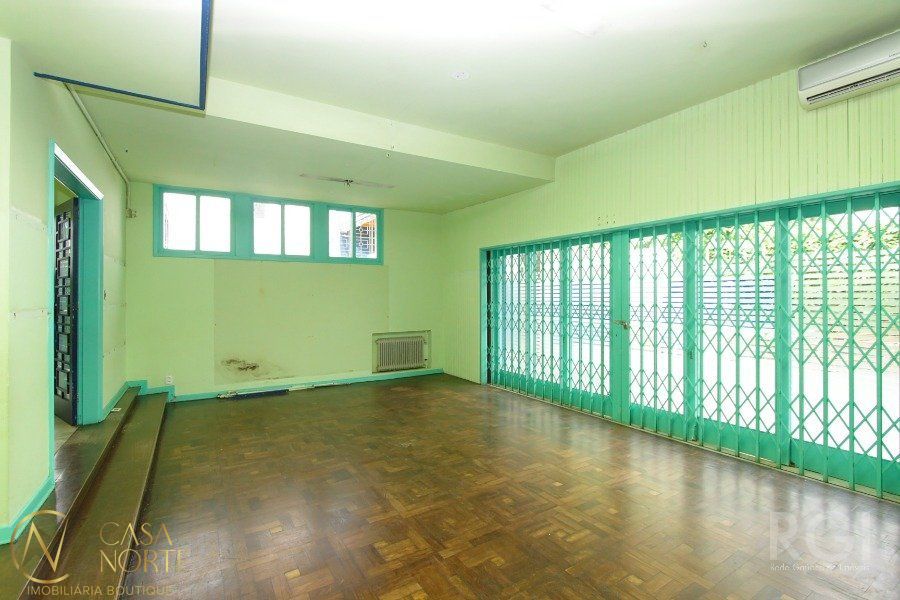 Casa à venda com 5 quartos, 400m², 1 suíte, 4 vagas, Rua Coronel Paulino Teixeira no bairro Rio Branco em Porto Alegre