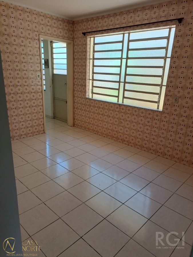 Casa à venda com 3 quartos, 180m², 1 suíte, 2 vagas, Rua Paulo Blaschke no bairro Jardim Itu em Porto Alegre