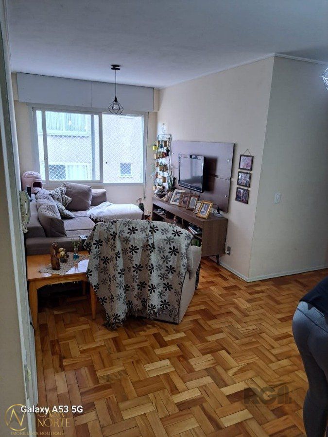 Apartamento à venda com 3 quartos, 95m², 1 suíte, 1 vaga, Rua Bezerra de Menezes no bairro Passo da Areia em Porto Alegre
