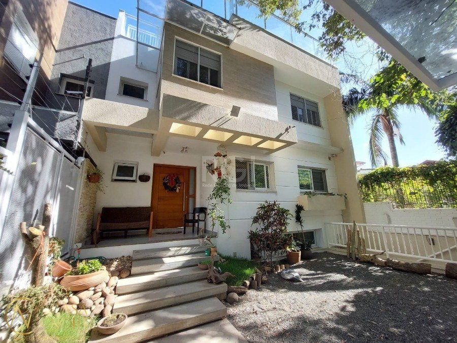 Casa à venda com 4 quartos, 631m², 4 suítes, 2 vagas, Rua Goitacaz no bairro Vila Assunção em Porto Alegre