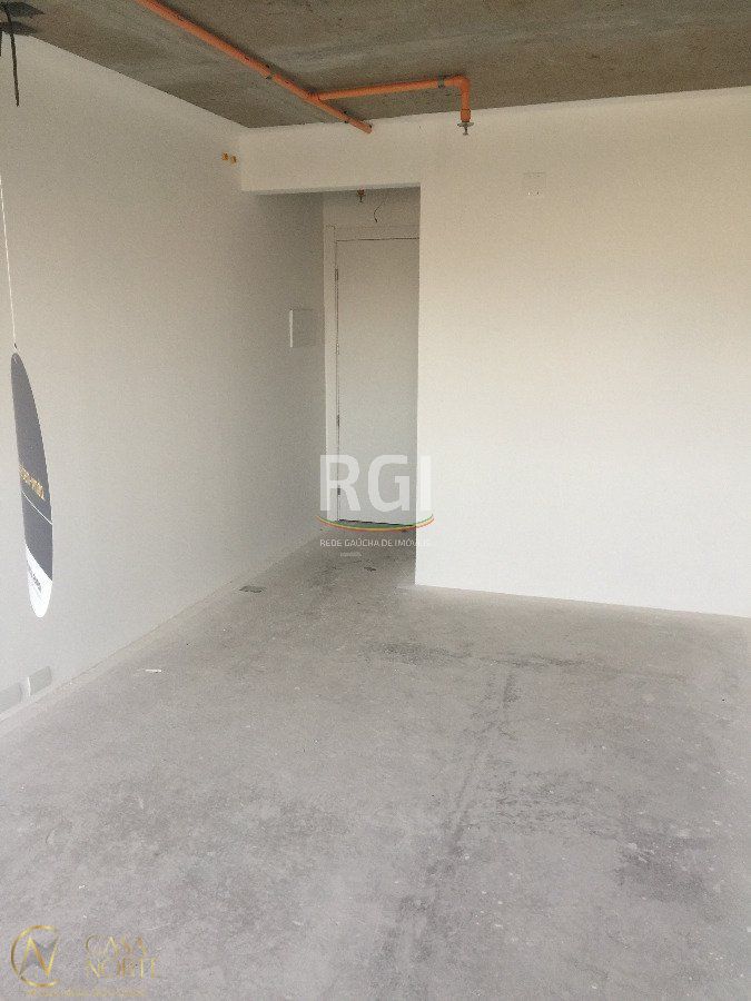 Sala Comercial à venda com 1 quarto, 24m², Avenida Assis Brasil no bairro São Sebastião em Porto Alegre