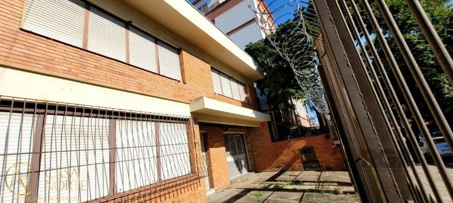Casa à venda com 4 quartos, 304m², 1 suíte, 3 vagas, Rua Liberdade no bairro Rio Branco em Porto Alegre