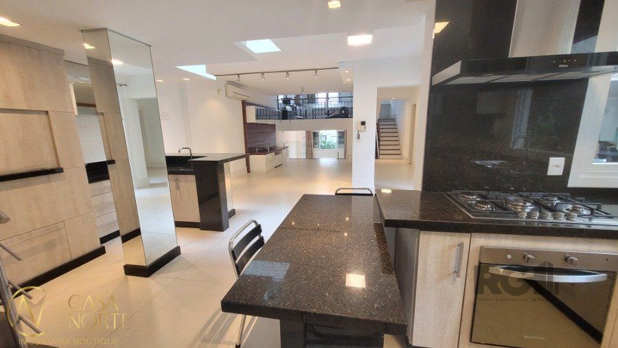 Casa à venda com 4 quartos, 190m², 2 suítes, 4 vagas, Avenida José Gertum no bairro Chácara das Pedras em Porto Alegre