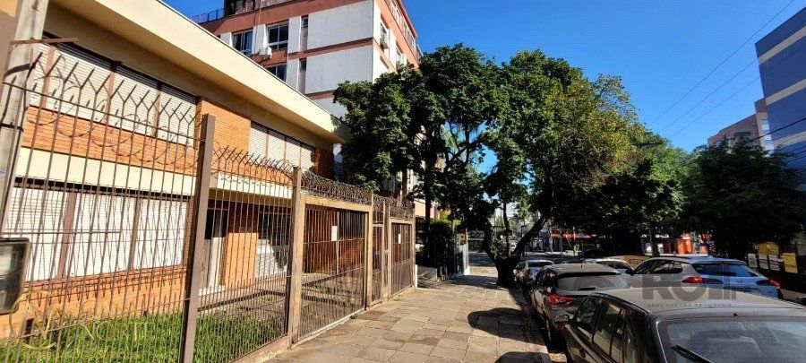 Casa à venda com 4 quartos, 304m², 1 suíte, 3 vagas, Rua Liberdade no bairro Rio Branco em Porto Alegre
