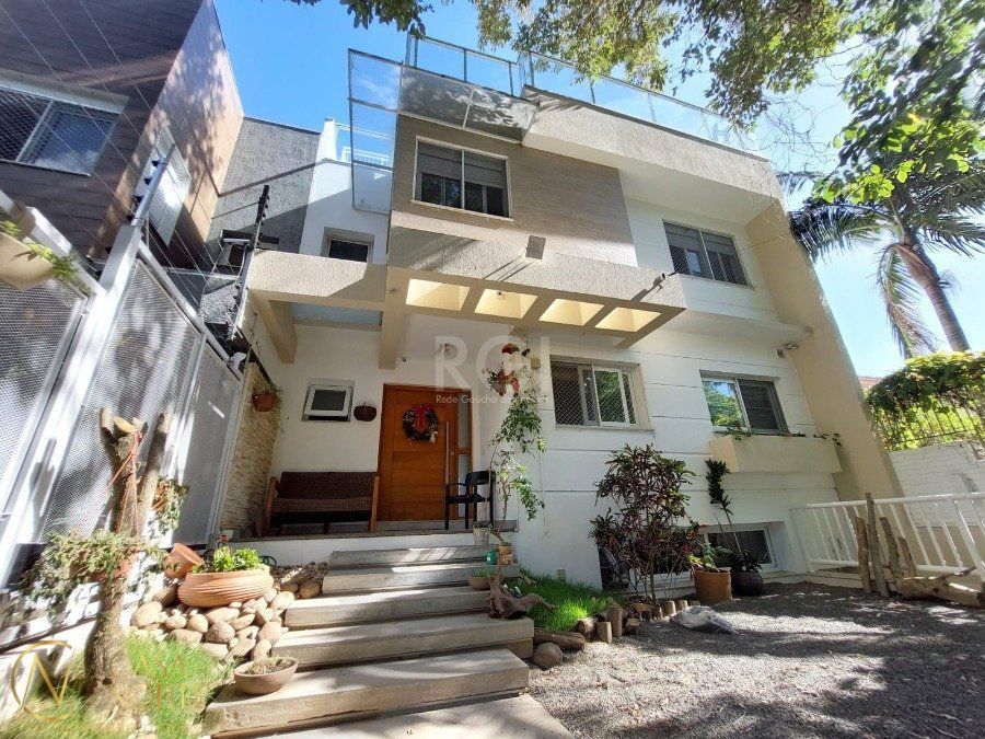 Casa à venda com 4 quartos, 631m², 4 suítes, 2 vagas, Rua Goitacaz no bairro Vila Assunção em Porto Alegre