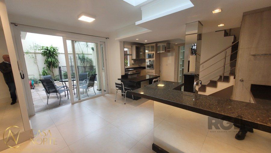 Casa à venda com 4 quartos, 190m², 2 suítes, 4 vagas, Avenida José Gertum no bairro Chácara das Pedras em Porto Alegre