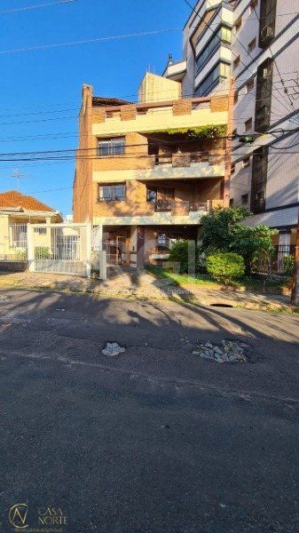 Geminado à venda com 1 quarto, 664m², 3 suítes, 6 vagas, Rua Zamenhoff no bairro São João em Porto Alegre