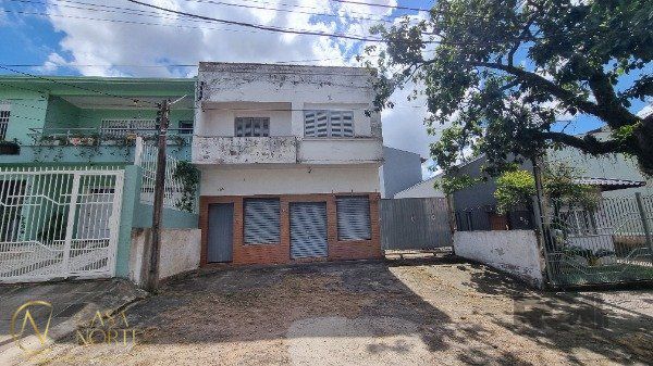 Casa à venda com 3 quartos, 215m², 6 vagas, Rua Conselheiro Brusque no bairro Jardim Itu em Porto Alegre