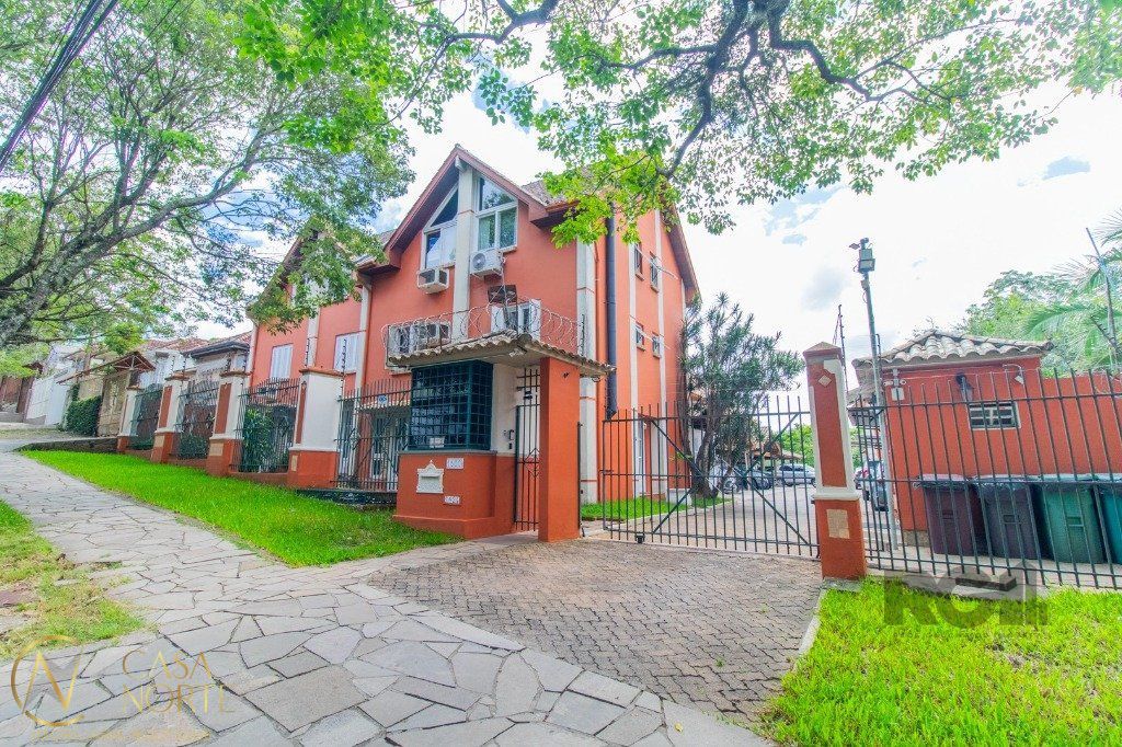 Casa de Condomínio à venda com 3 quartos, 140m², 2 suítes, 2 vagas, Rua Sepé Tiaraju no bairro Teresópolis em Porto Alegre
