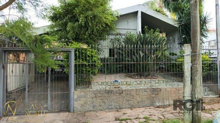 Casa à venda com 3 quartos, 300m², 1 suíte, 4 vagas, Rua Lola de Oliveira no bairro Parque Santa Fé em Porto Alegre