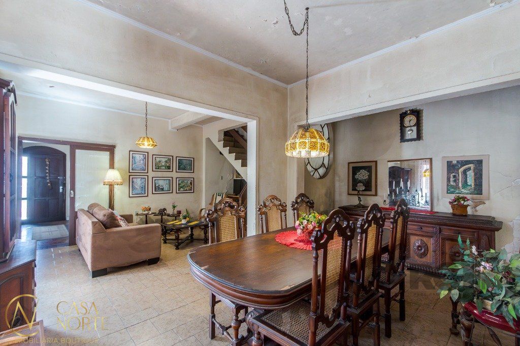 Casa à venda com 3 quartos, 262m², 1 suíte, 4 vagas, Rua Silva Só no bairro Santa Cecília em Porto Alegre