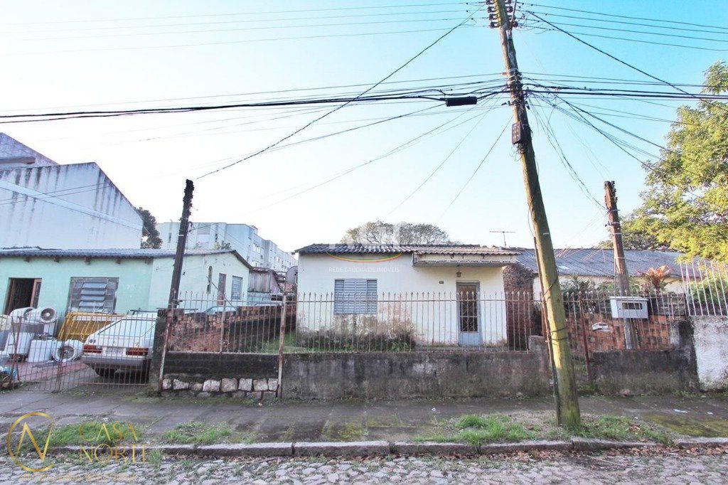 Terreno à venda  com 300m², Rua Gorki no bairro Cavalhada em Porto Alegre