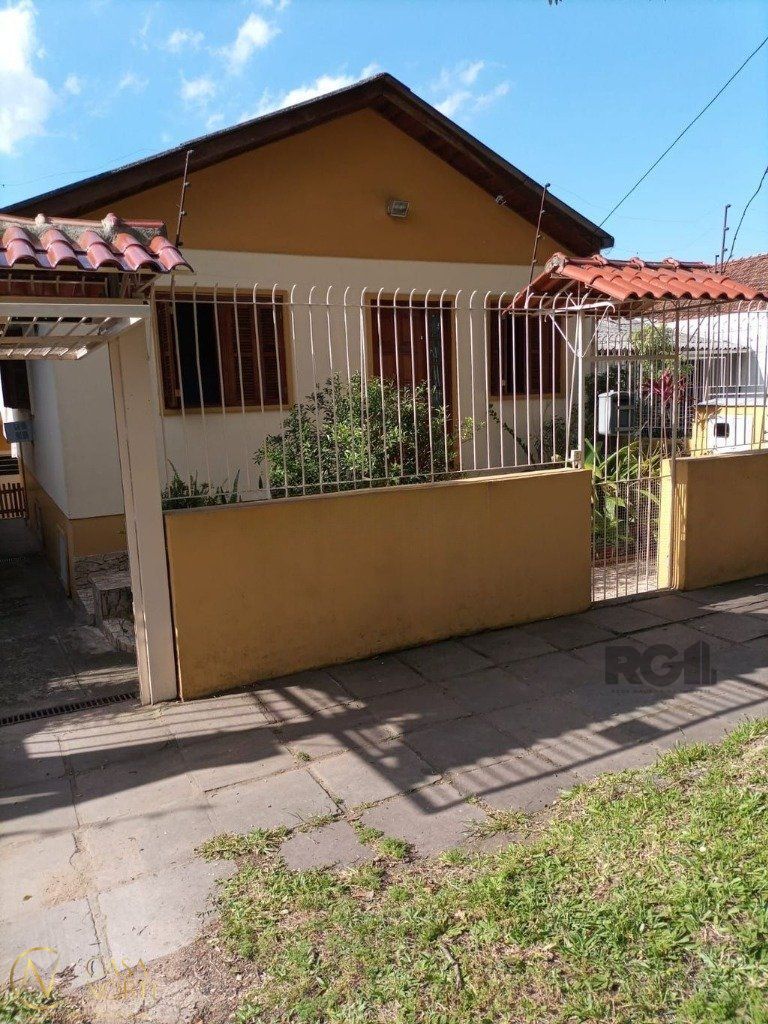 Casa à venda com 4 quartos, 252m², 4 vagas, Avenida Frei Henrique de Coimbra no bairro Vila Ipiranga em Porto Alegre