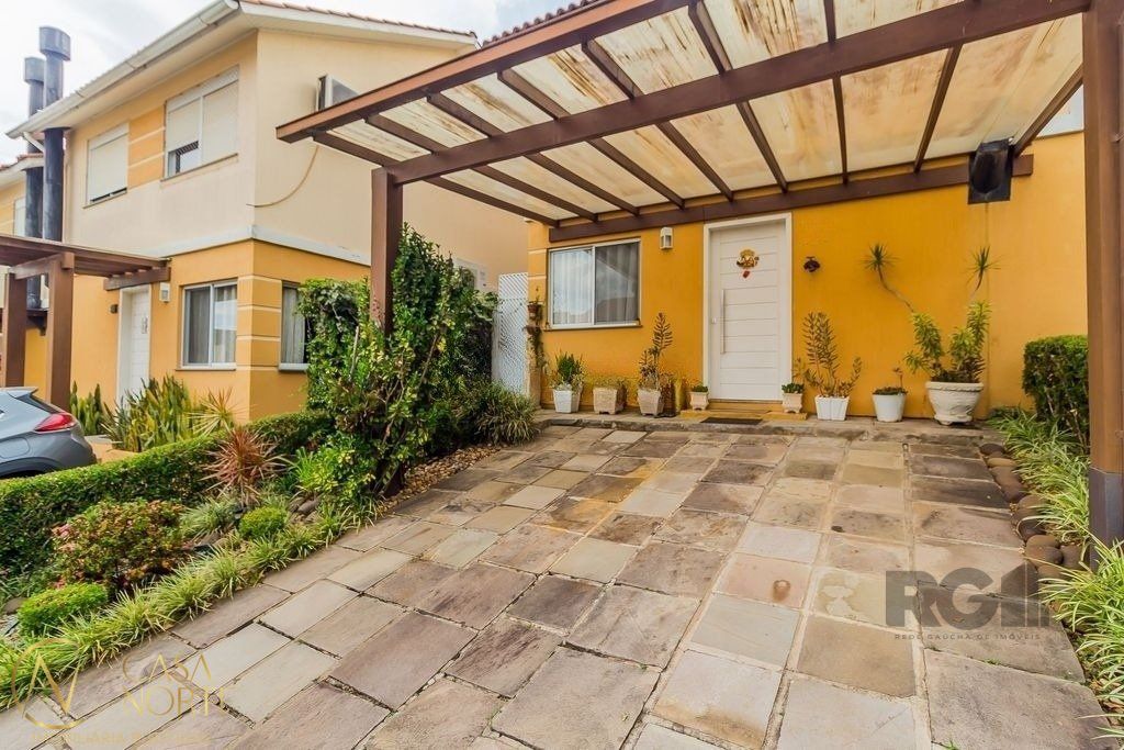 Casa de Condomínio à venda com 3 quartos, 197m², 2 suítes, 2 vagas, Rua Adao Gregory no bairro Mário Quintana em Porto Alegre