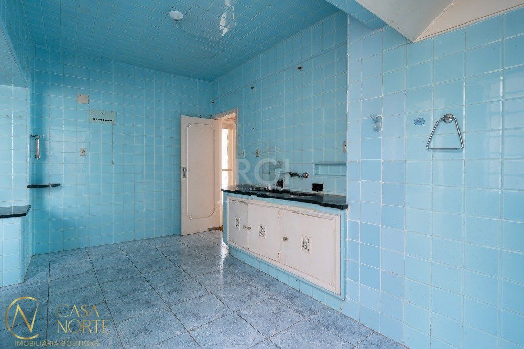 Apartamento à venda com 3 quartos, 171m², 1 suíte, 2 vagas, Rua Duque de Caxias no bairro Centro Histórico em Porto Alegre