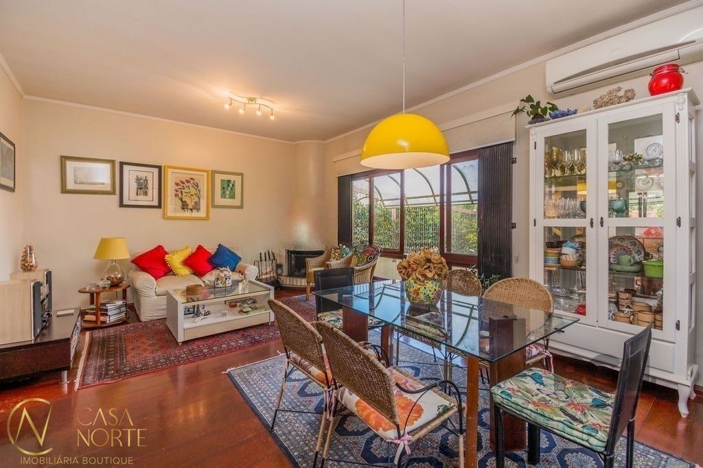 Casa à venda com 4 quartos, 279m², 1 suíte, 3 vagas, Rua Banco do Comercio no bairro Santa Tereza em Porto Alegre