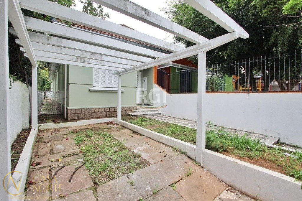 Casa à venda com 6 quartos, 300m², 8 vagas, Avenida Engenheiro Ludolfo Boehl no bairro Teresópolis em Porto Alegre