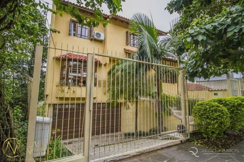 Casa à venda com 4 quartos, 222m², 1 suíte, 3 vagas, Rua Caieira no bairro Medianeira em Porto Alegre