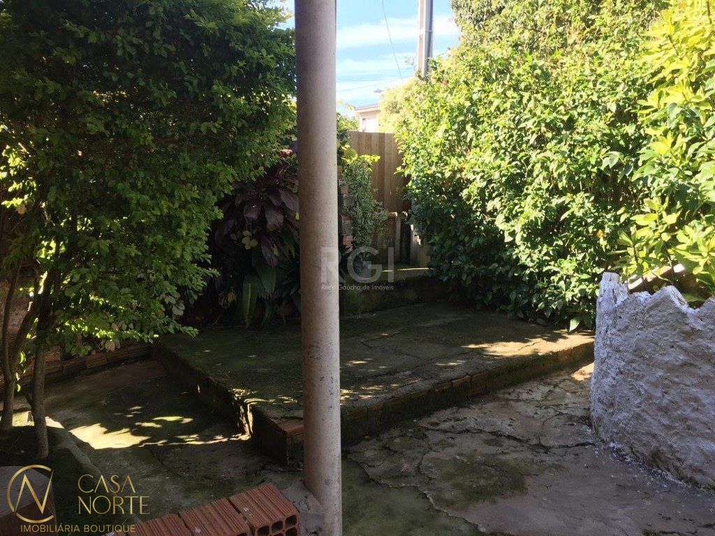 Casa à venda com 3 quartos, 74m², 2 vagas, Rua Cangussu no bairro Nonoai em Porto Alegre