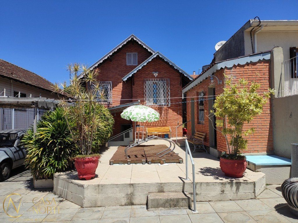 Casa à venda com 4 quartos, 142m², 5 vagas, Rua Bernardino dos Santos no bairro Teresópolis em Porto Alegre