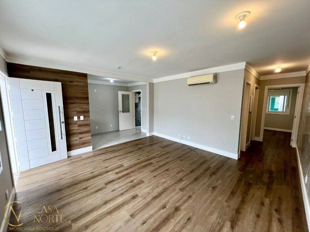 Casa à venda com 2 quartos, 95m², 1 suíte, 2 vagas, Rua Corticeira no bairro Hípica em Porto Alegre