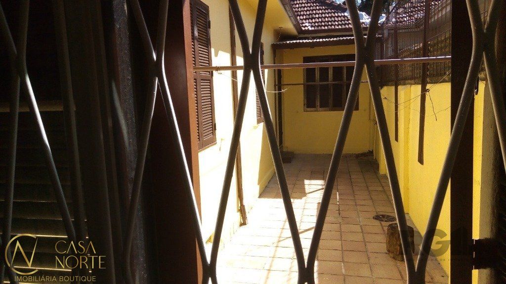 Casa à venda com 3 quartos, 120m², 1 suíte, 2 vagas, Travessa Ouvidor no bairro Santo Antônio em Porto Alegre