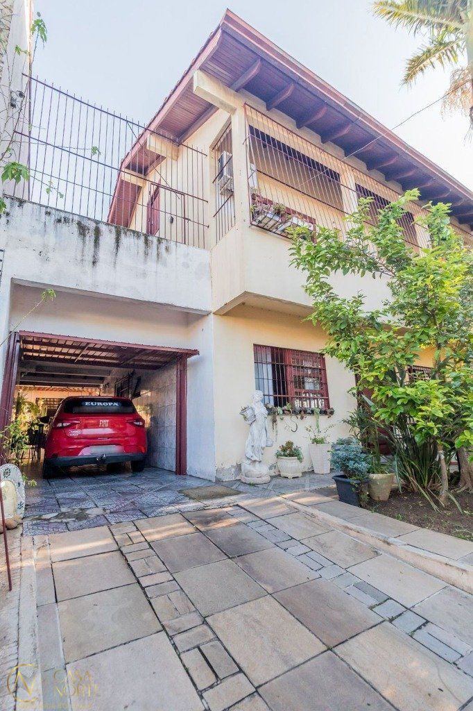 Casa à venda com 4 quartos, 215m², 4 vagas, Rua Doutor Marino Abrahão no bairro Passo das Pedras em Porto Alegre