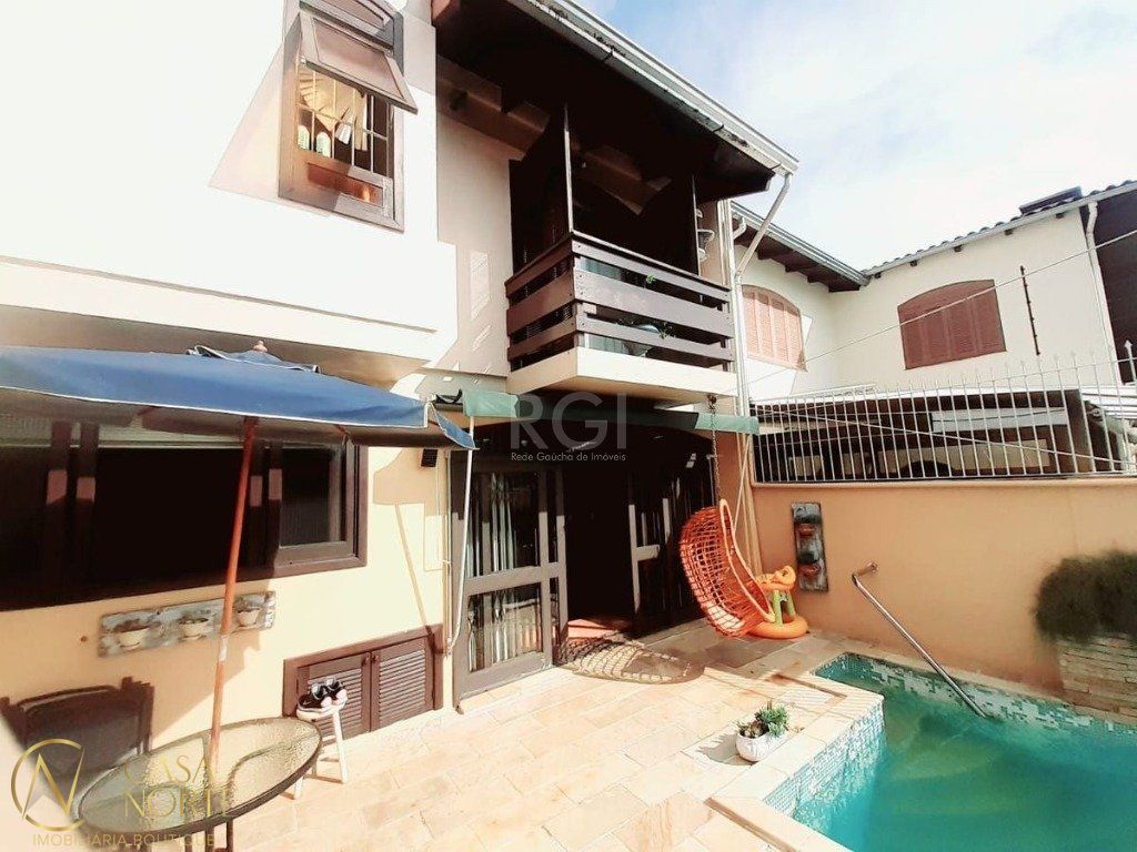 Casa à venda com 4 quartos, 260m², 1 suíte, 4 vagas, Rua Xavier da Cunha no bairro Nonoai em Porto Alegre