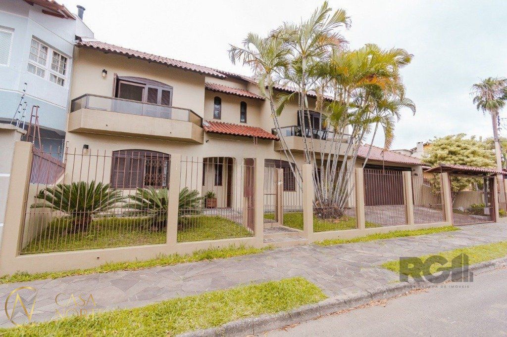 Casa à venda com 4 quartos, 295m², 2 suítes, 2 vagas, Rua Ernesto Zamprogna no bairro Morro Santana em Porto Alegre