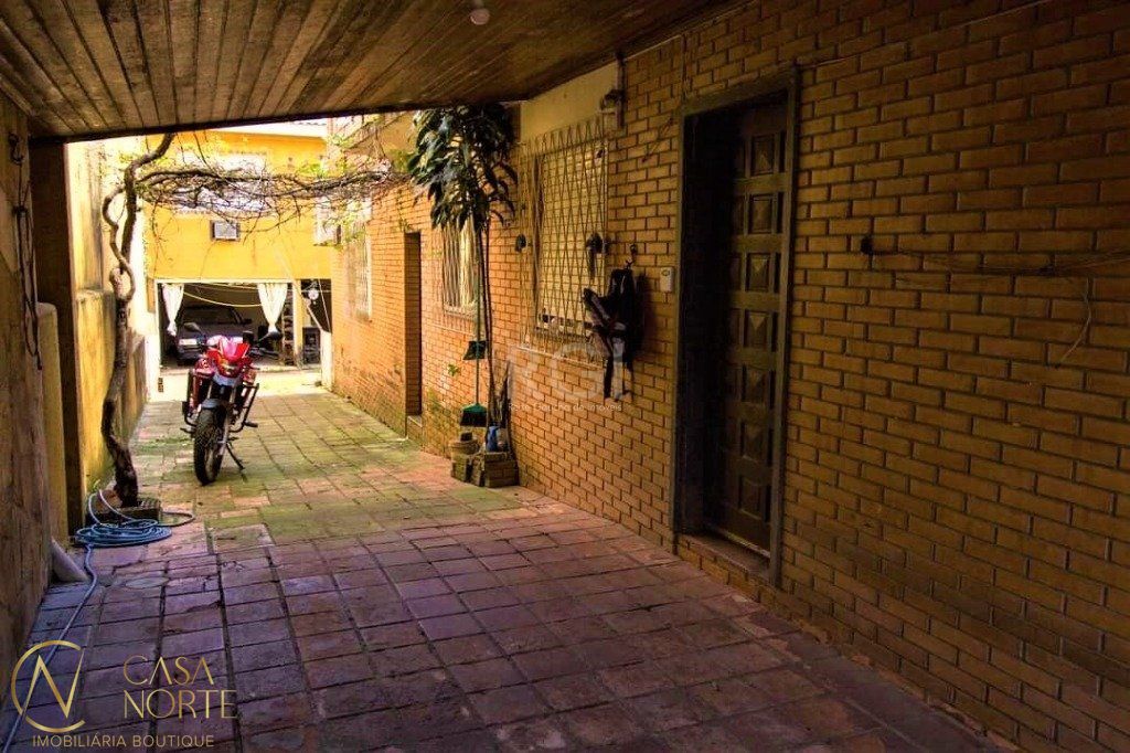 Casa à venda com 3 quartos, 287m², 2 suítes, 4 vagas, Rua Marcio Dias no bairro Nonoai em Porto Alegre