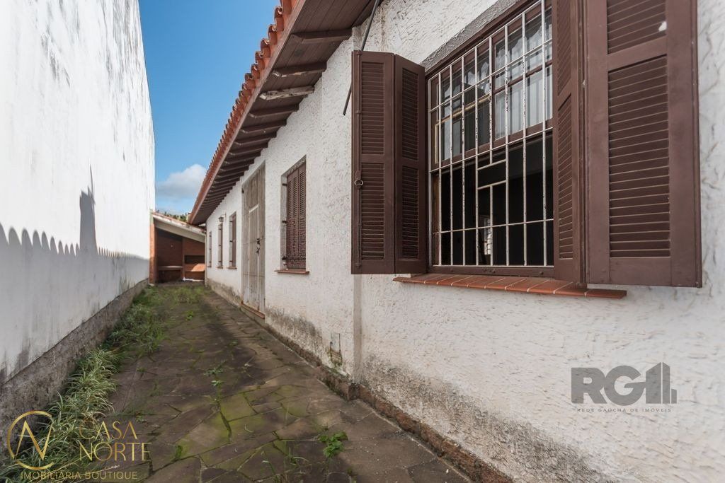 Casa à venda com 4 quartos, 169m², 3 vagas, Avenida Niterói no bairro Medianeira em Porto Alegre