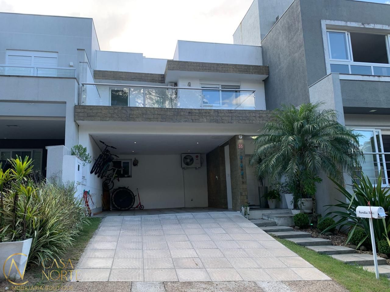 Casa de Condomínio à venda com 3 quartos, 195m², 1 suíte, 4 vagas, Rua Adriano Pereira da Silva no bairro Vila Nova em Porto Alegre