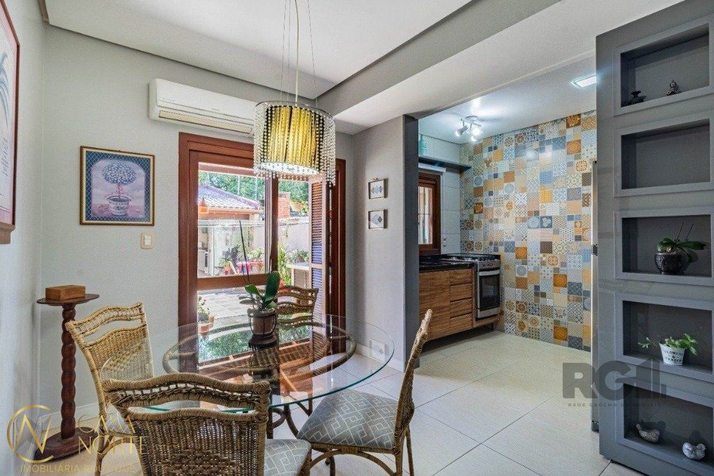 Casa à venda com 3 quartos, 186m², 2 suítes, 2 vagas, Rua Stephan Zweig no bairro Cavalhada em Porto Alegre