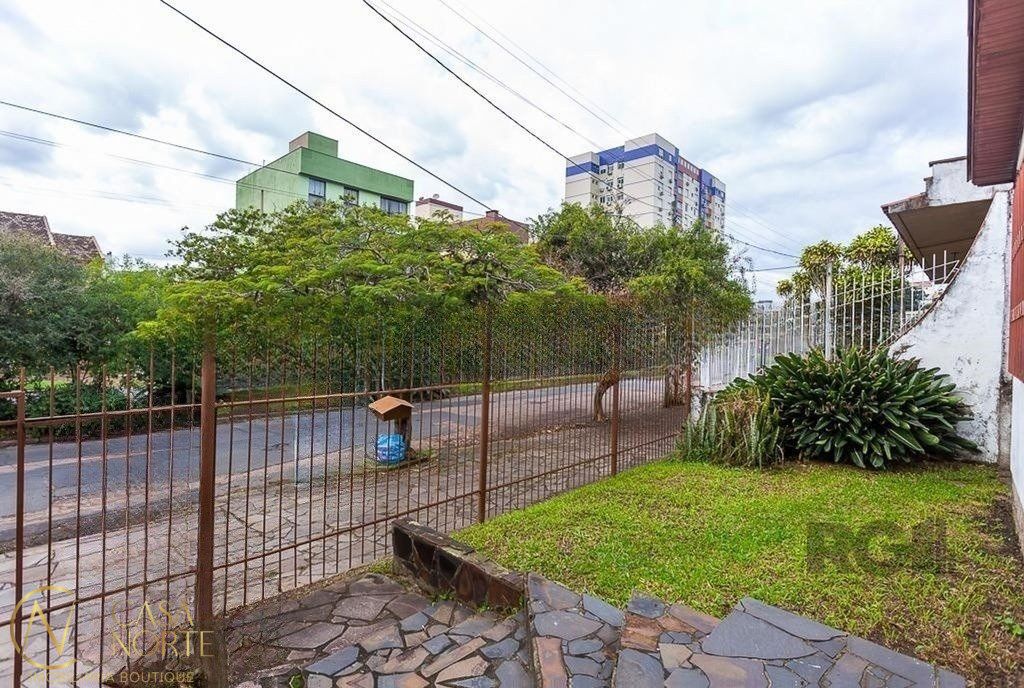 Casa à venda com 3 quartos, 100m², 2 vagas, Rua Gomes de Freitas no bairro Jardim Itu em Porto Alegre
