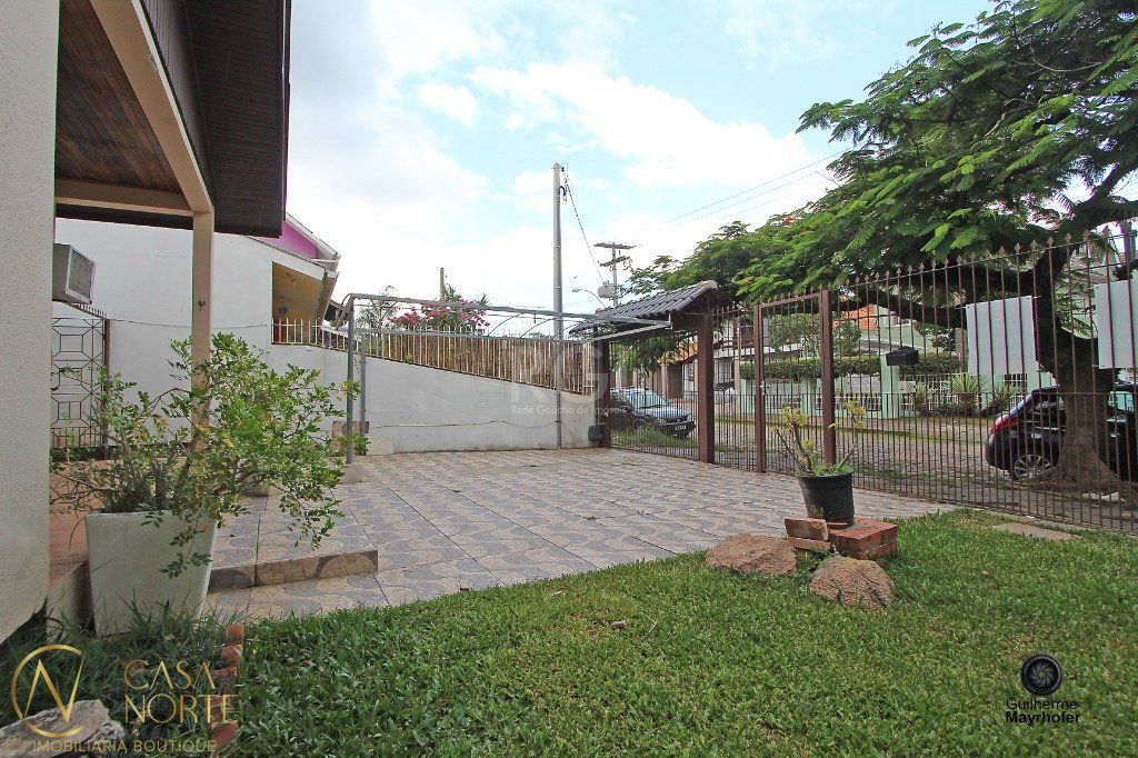 Casa à venda com 3 quartos, 177m², 1 suíte, 4 vagas, Rua Jacipuia no bairro Guarujá em Porto Alegre