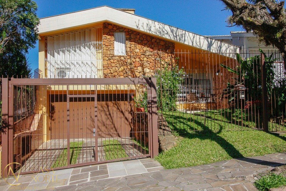 Casa à venda com 3 quartos, 262m², 1 suíte, 4 vagas, Rua Claudio Manoel da Costa no bairro Jardim Sabará em Porto Alegre