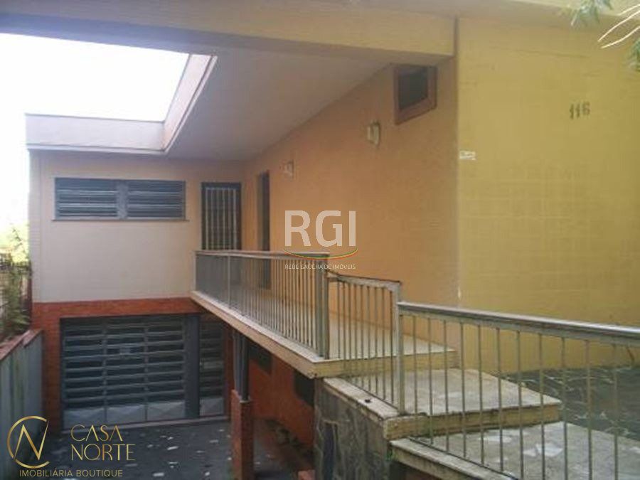 Casa à venda com 3 quartos, 250m², 2 vagas, Rua General Souza Doca no bairro Petrópolis em Porto Alegre