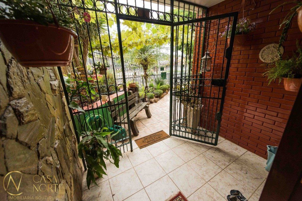 Casa à venda com 5 quartos, 317m², 1 suíte, 2 vagas, Travessa Fortaleza no bairro Nonoai em Porto Alegre