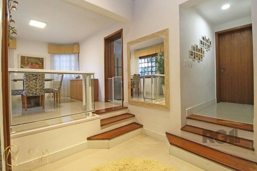 Casa à venda com 3 quartos, 245m², 1 suíte, 4 vagas, Rua Doutor Egydio Michaelsen no bairro Cavalhada em Porto Alegre