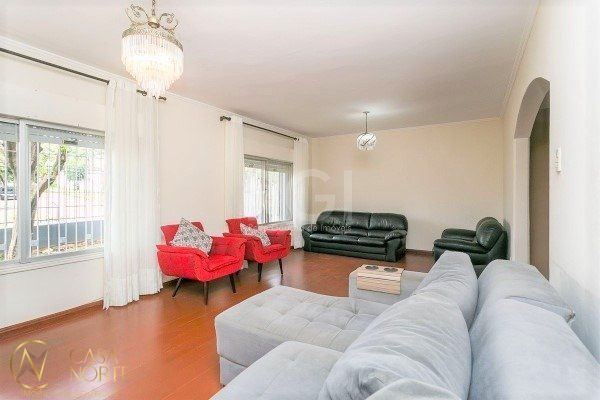 Casa à venda com 4 quartos, 238m², 1 suíte, 2 vagas, Rua Gregorio da Fonseca no bairro Nonoai em Porto Alegre