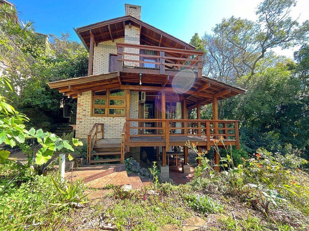 Casa à venda com 3 quartos, 120m², 3 vagas, Rua Fernando Osorio no bairro Teresópolis em Porto Alegre