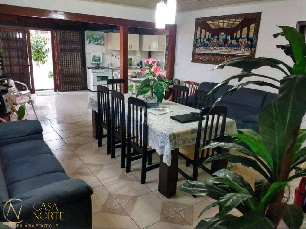 Casa à venda com 4 quartos, 320m², 2 vagas, Rua Miguel Ascoleze no bairro Vila Nova em Porto Alegre