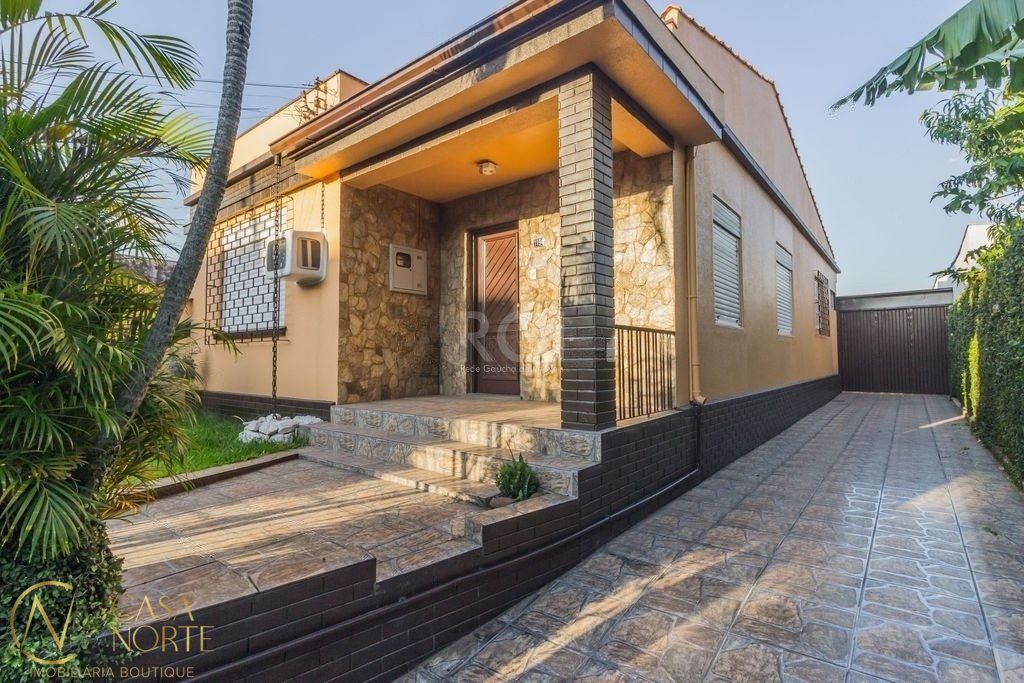 Casa à venda com 3 quartos, 134m², 5 vagas, Rua Rodrigues da Costa no bairro Sarandi em Porto Alegre