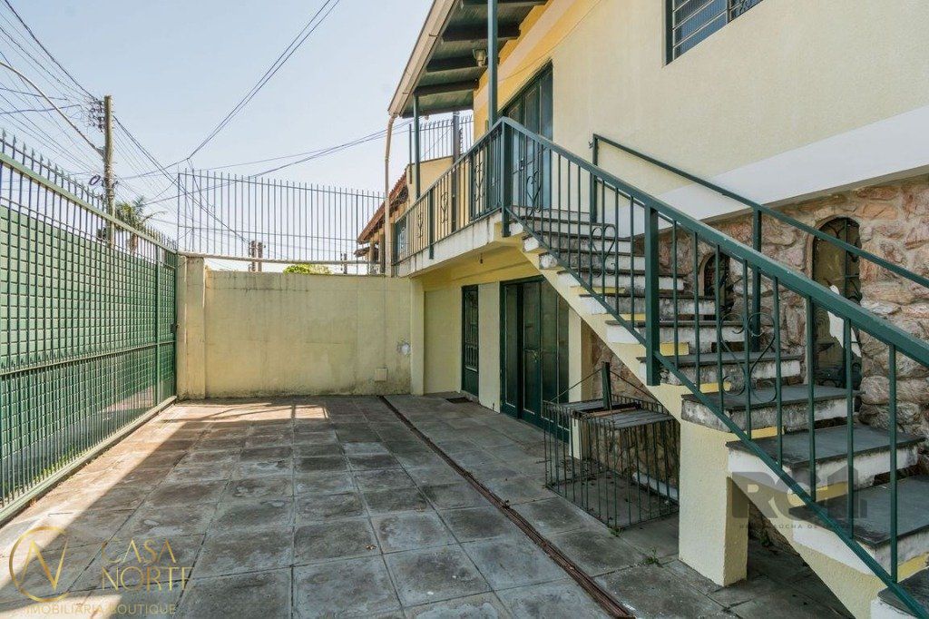 Casa à venda com 5 quartos, 226m², 1 suíte, 3 vagas, Acesso José da Silva Bernardo no bairro Jardim Sabará em Porto Alegre